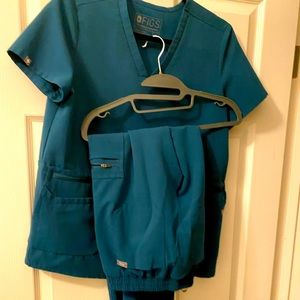 FIGS Caribbean Blue scrub top, Yola cargo scrub pants- medium